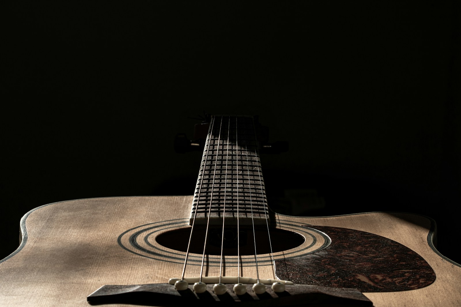 Dettaglio illustrativo delle corde e del corpo di una chitarra acustica