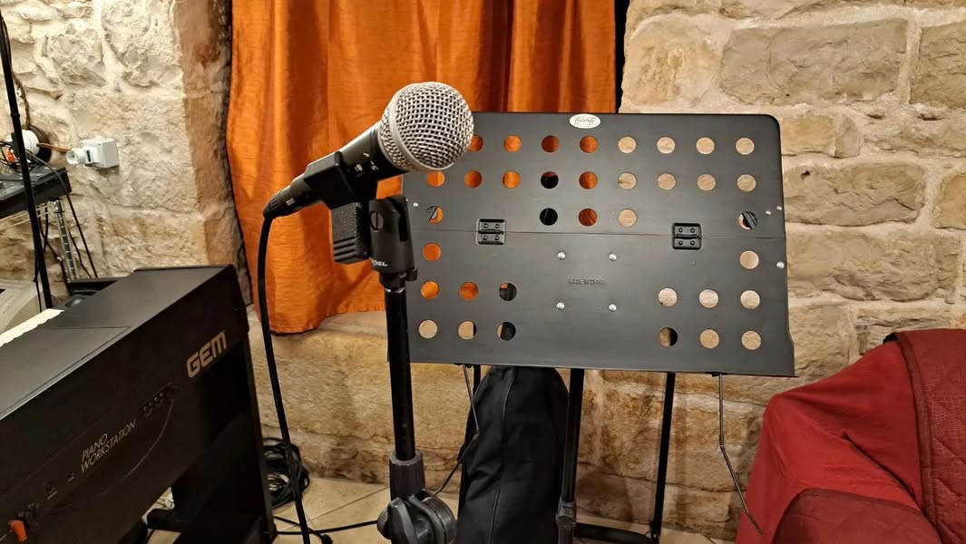 Uno spazio PerlaMusic con microfono, leggio e pianoforte, dal post ufficiale sui corsi
