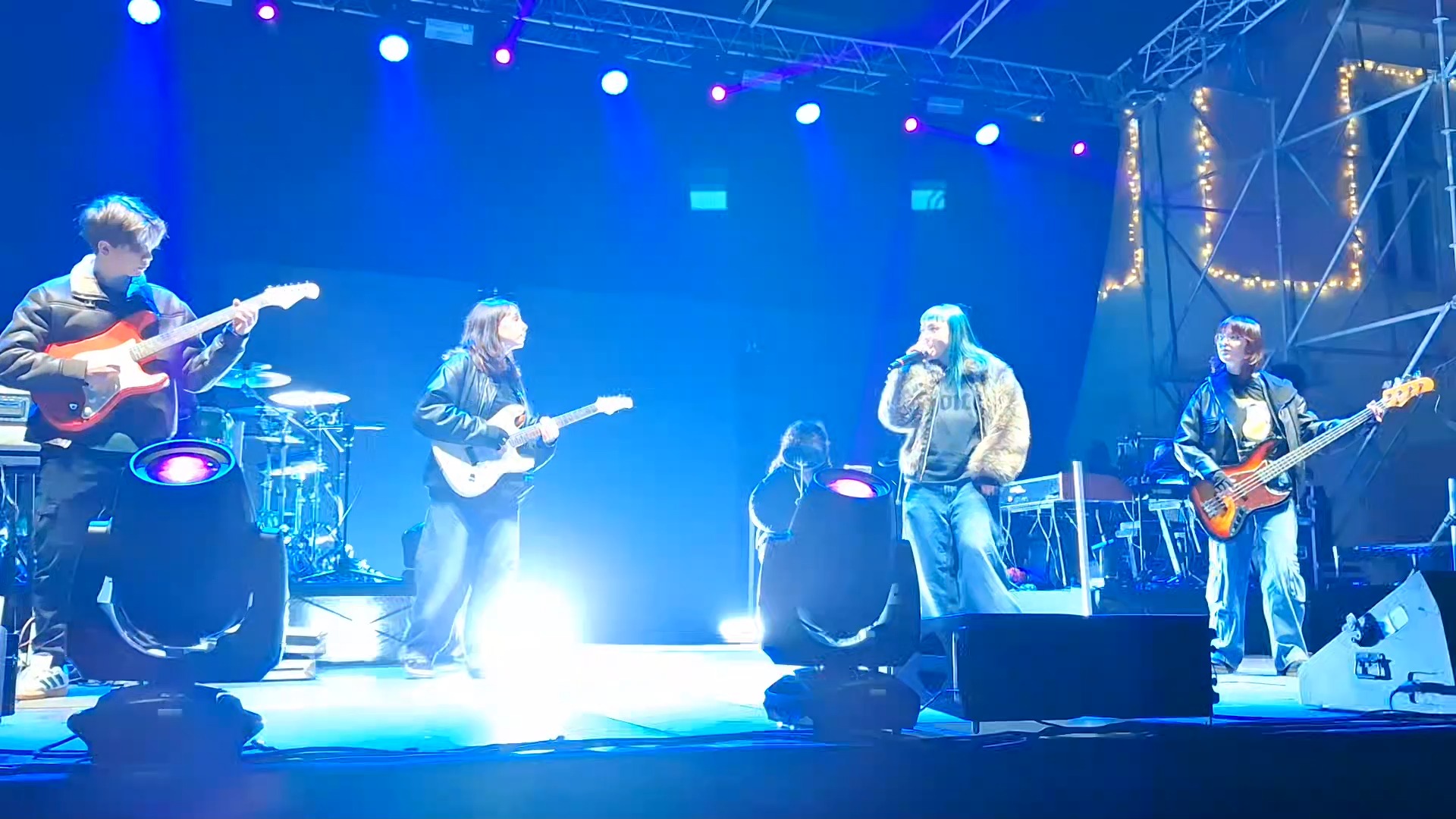 The Question Marks sul palco, dal video ufficiale pubblicato da PerlaMusic